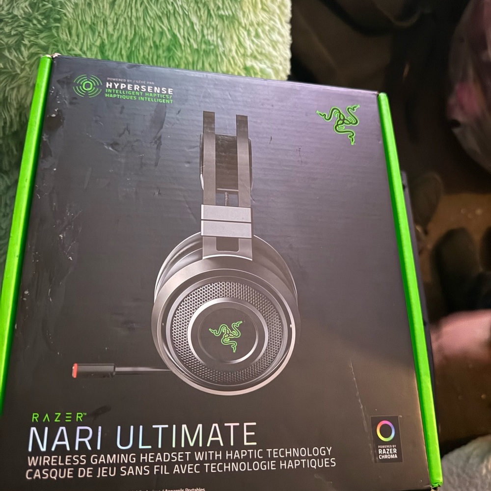 Razer Nari Ultimate Wireless Gaming Headset works only with a wire